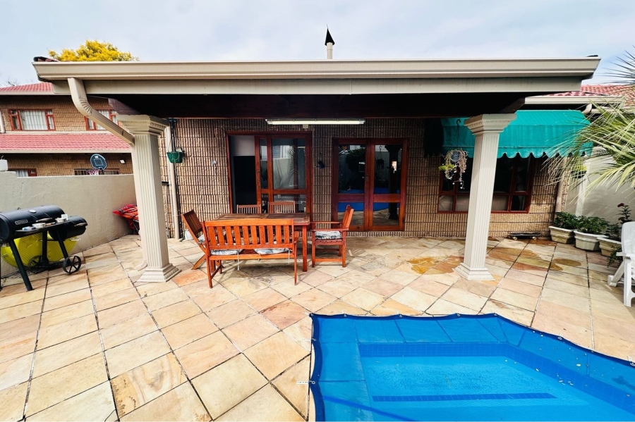 2 Bedroom Property for Sale in Lonehill Gauteng