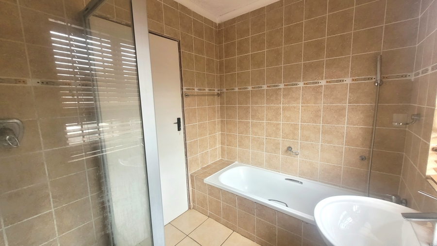 To Let 3 Bedroom Property for Rent in Halfway Gardens Gauteng