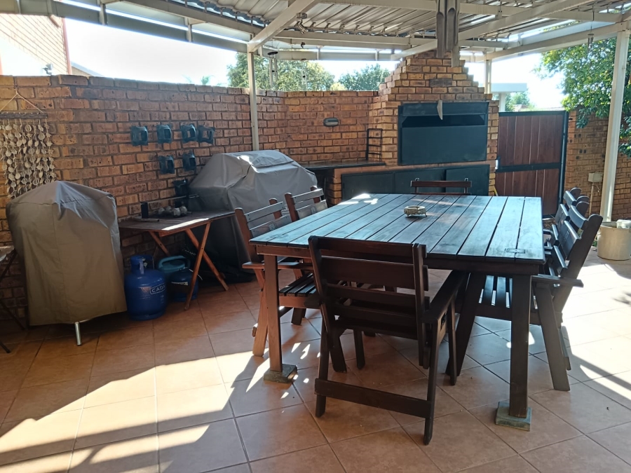 4 Bedroom Property for Sale in Amberfield Gauteng