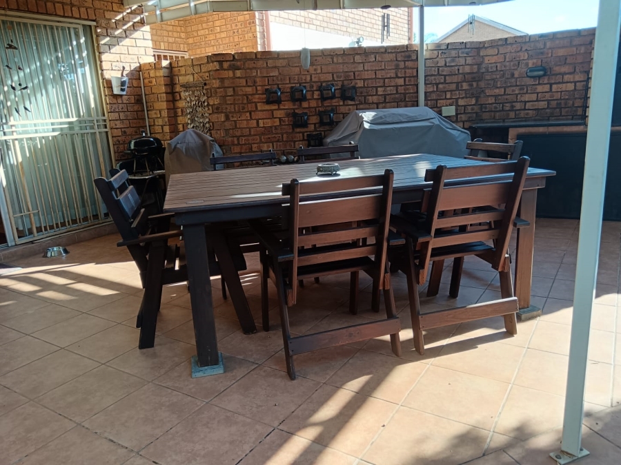 4 Bedroom Property for Sale in Amberfield Gauteng