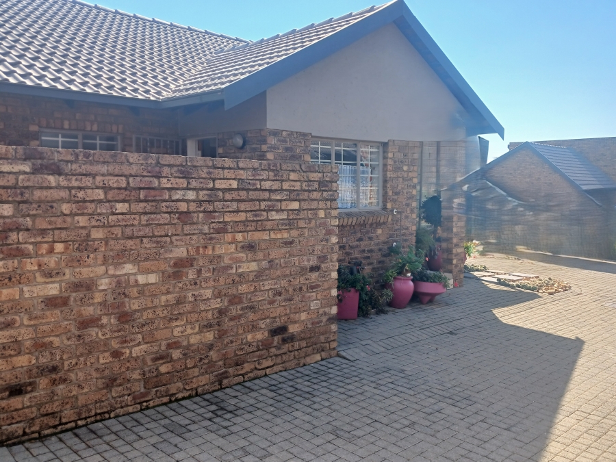 2 Bedroom Property for Sale in Rooihuiskraal North Gauteng