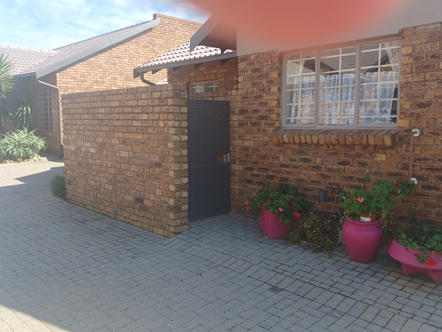 2 Bedroom Property for Sale in Rooihuiskraal North Gauteng