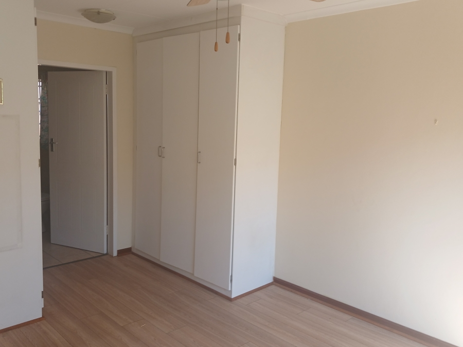 2 Bedroom Property for Sale in Rooihuiskraal North Gauteng