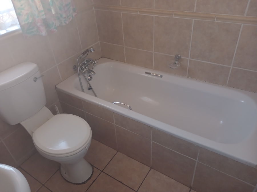 2 Bedroom Property for Sale in Rooihuiskraal North Gauteng