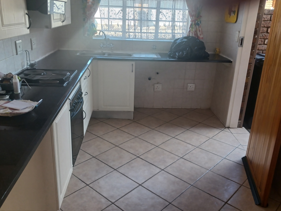 2 Bedroom Property for Sale in Rooihuiskraal North Gauteng