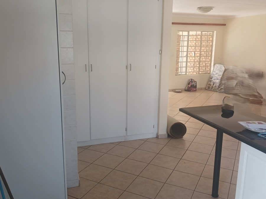 2 Bedroom Property for Sale in Rooihuiskraal North Gauteng