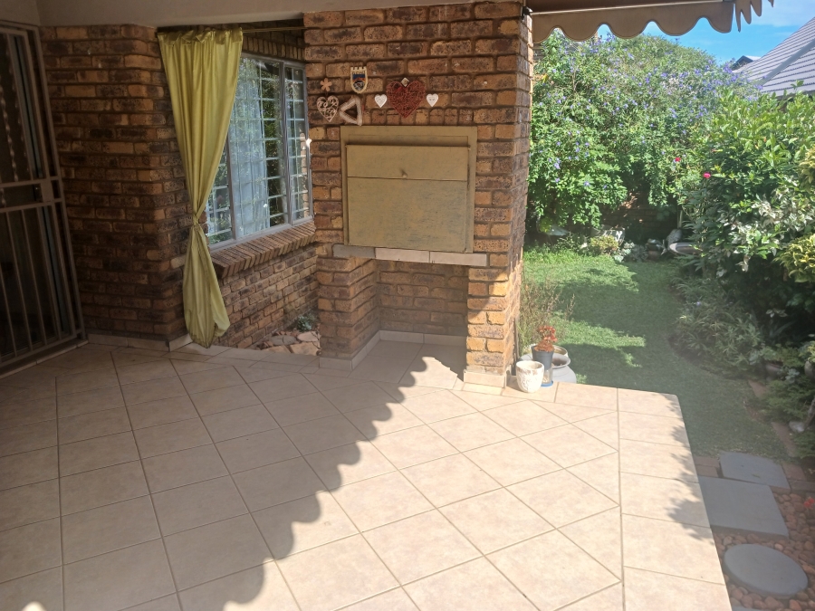 2 Bedroom Property for Sale in Rooihuiskraal North Gauteng