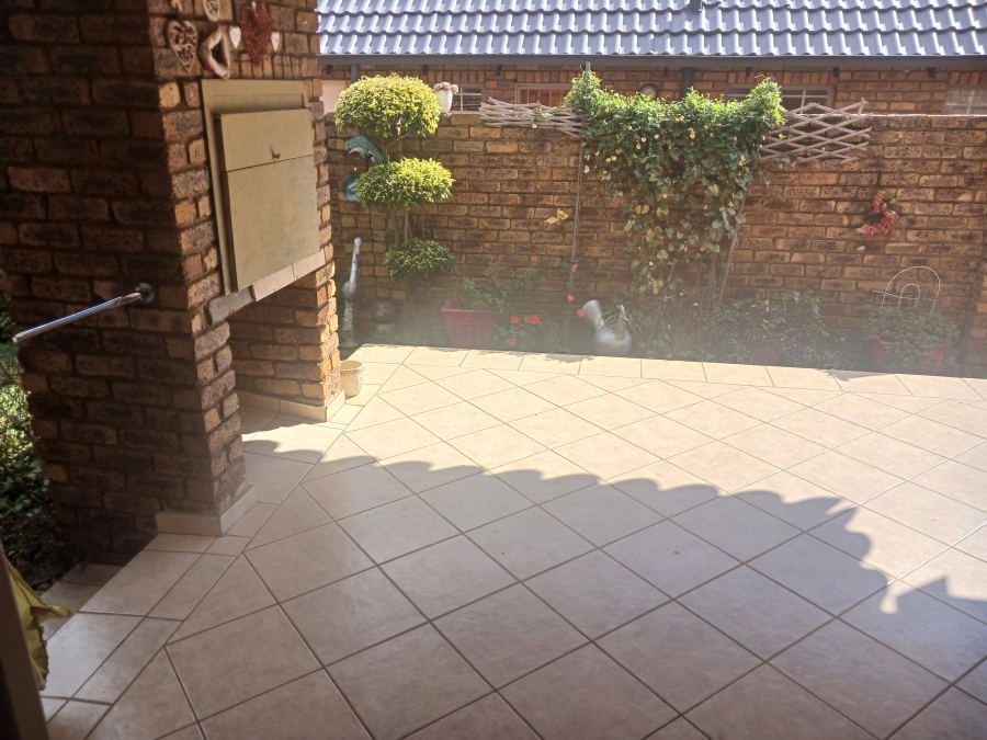 2 Bedroom Property for Sale in Rooihuiskraal North Gauteng