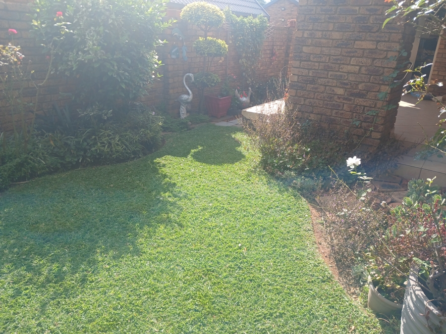 2 Bedroom Property for Sale in Rooihuiskraal North Gauteng