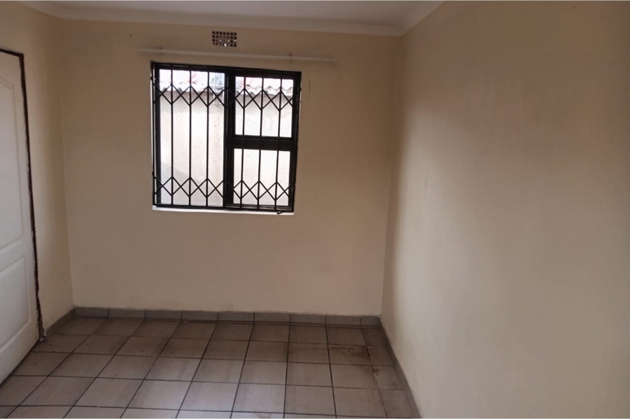 2 Bedroom Property for Sale in Moletsane Gauteng