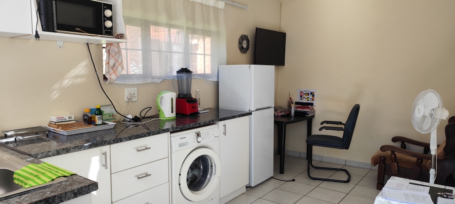 To Let 1 Bedroom Property for Rent in Douglasdale Gauteng