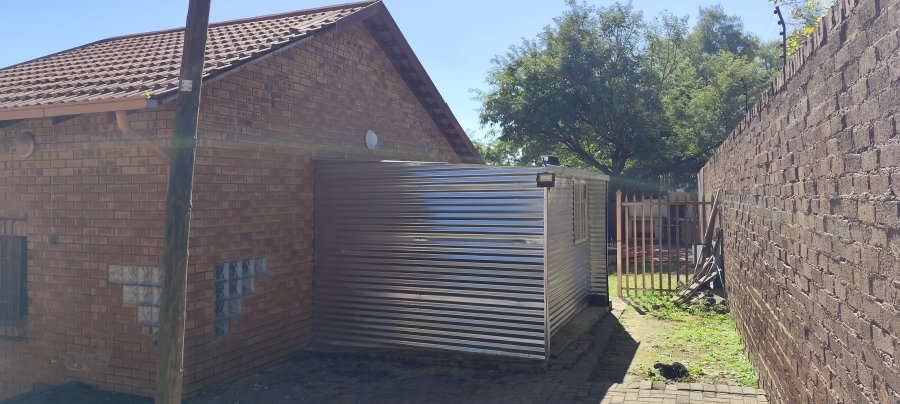 To Let 1 Bedroom Property for Rent in Douglasdale Gauteng