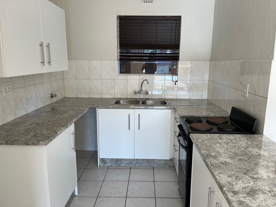 To Let 2 Bedroom Property for Rent in Linden Gauteng