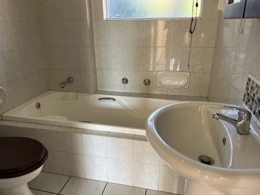 To Let 2 Bedroom Property for Rent in Linden Gauteng