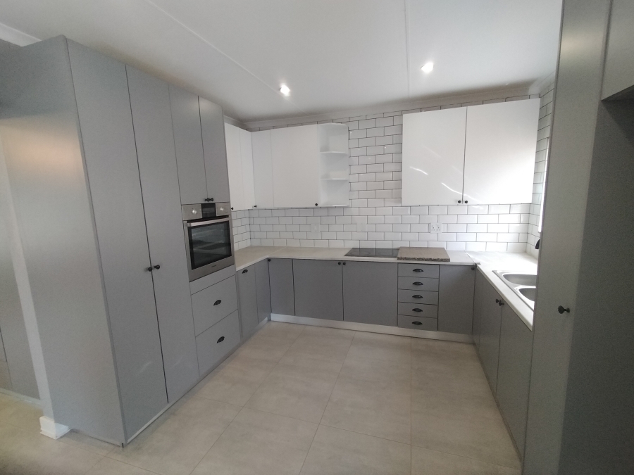 5 Bedroom Property for Sale in Florauna Gauteng