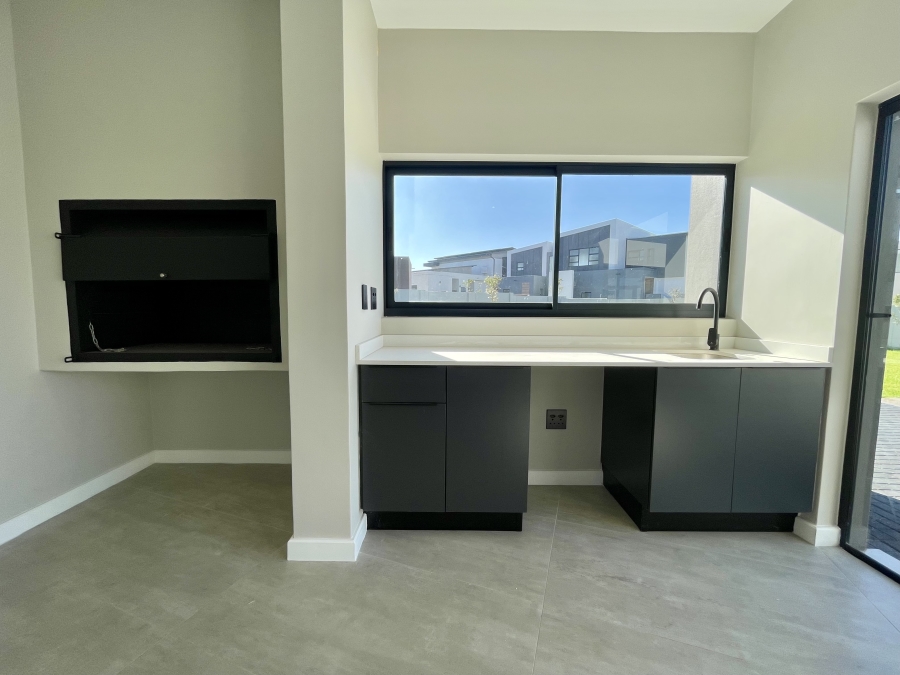5 Bedroom Property for Sale in Midstream Heights Gauteng