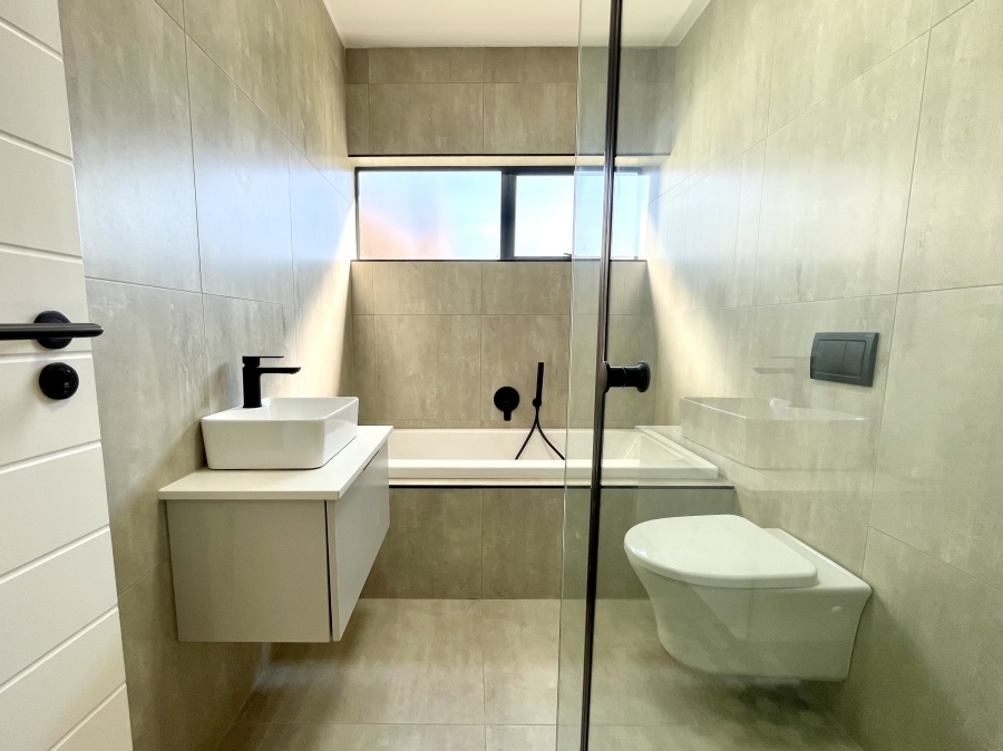 5 Bedroom Property for Sale in Midstream Heights Gauteng