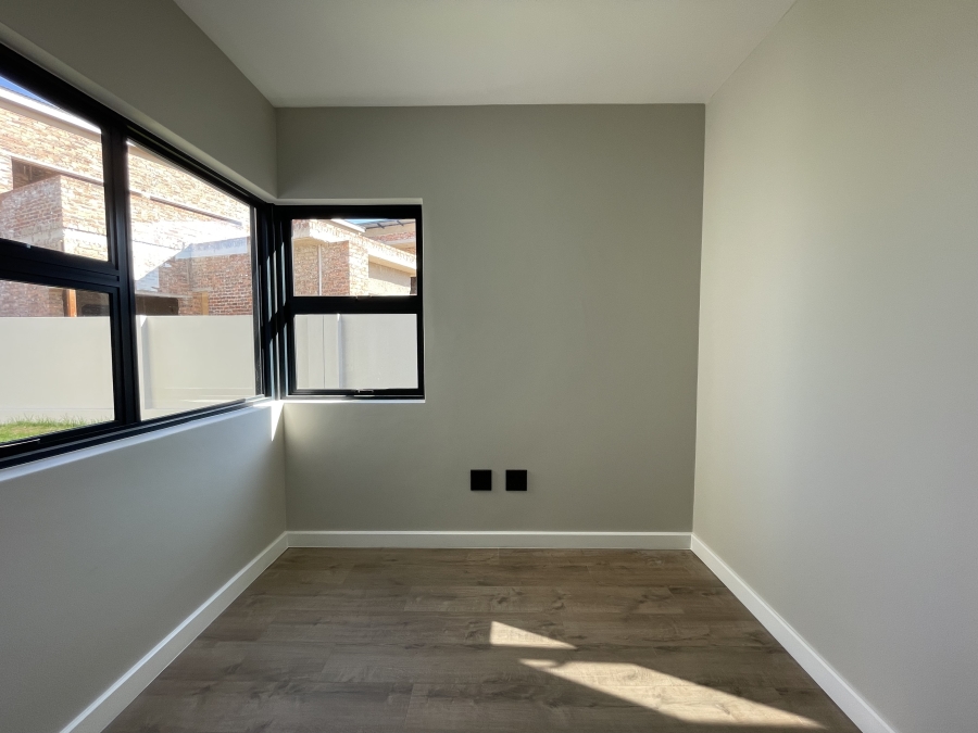 5 Bedroom Property for Sale in Midstream Heights Gauteng