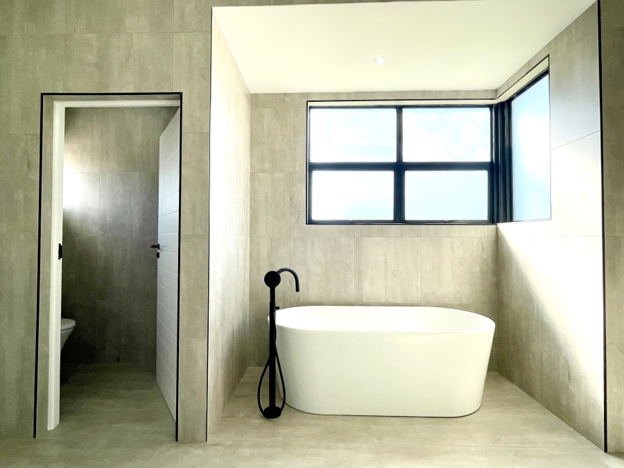 5 Bedroom Property for Sale in Midstream Heights Gauteng