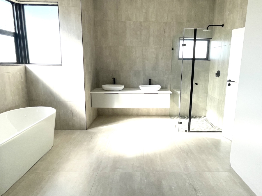 5 Bedroom Property for Sale in Midstream Heights Gauteng