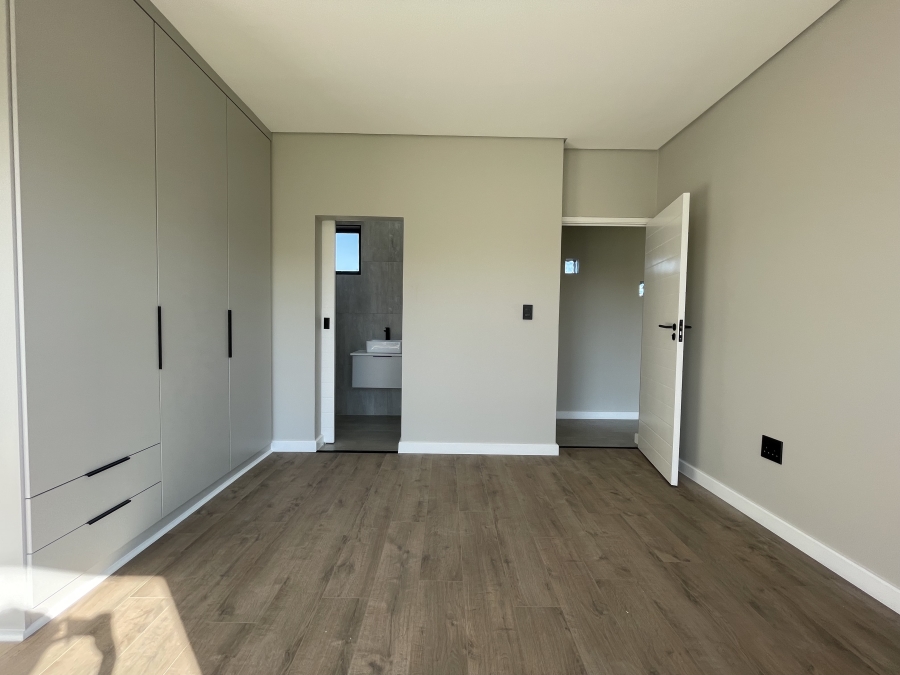 5 Bedroom Property for Sale in Midstream Heights Gauteng