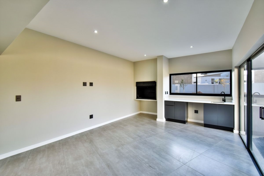 5 Bedroom Property for Sale in Midstream Heights Gauteng