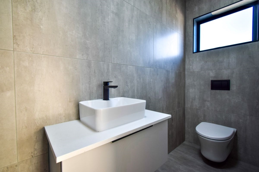 5 Bedroom Property for Sale in Midstream Heights Gauteng