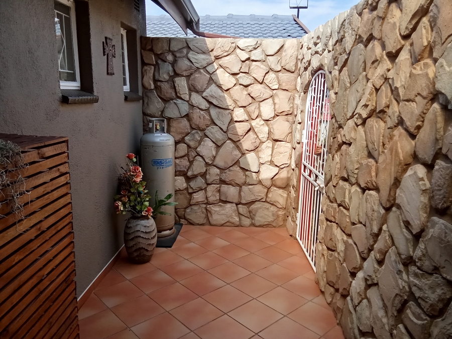 3 Bedroom Property for Sale in Roodekrans Gauteng