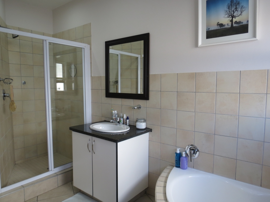 To Let 4 Bedroom Property for Rent in Greenstone Hill Gauteng