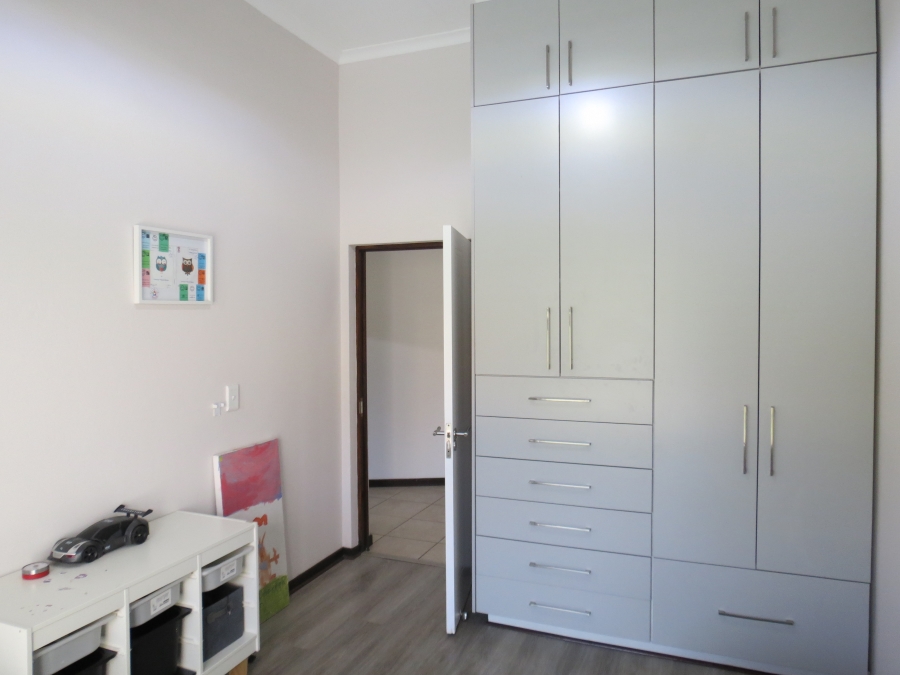 To Let 4 Bedroom Property for Rent in Greenstone Hill Gauteng