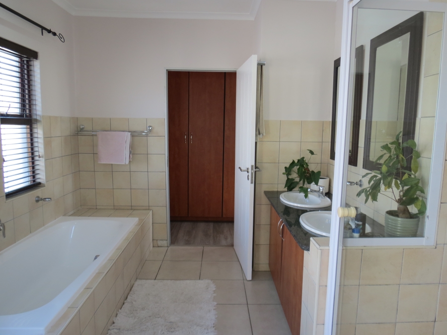 To Let 4 Bedroom Property for Rent in Greenstone Hill Gauteng