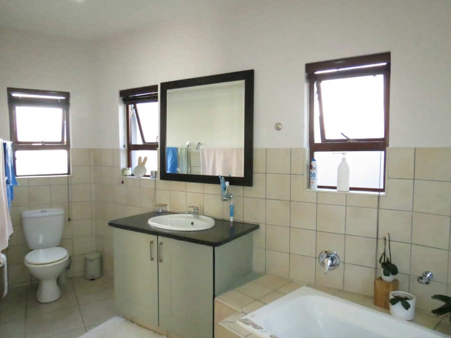 To Let 4 Bedroom Property for Rent in Greenstone Hill Gauteng