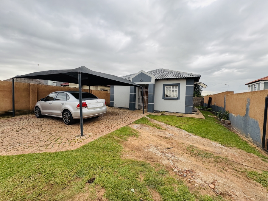 3 Bedroom Property for Sale in Rosslyn Gauteng