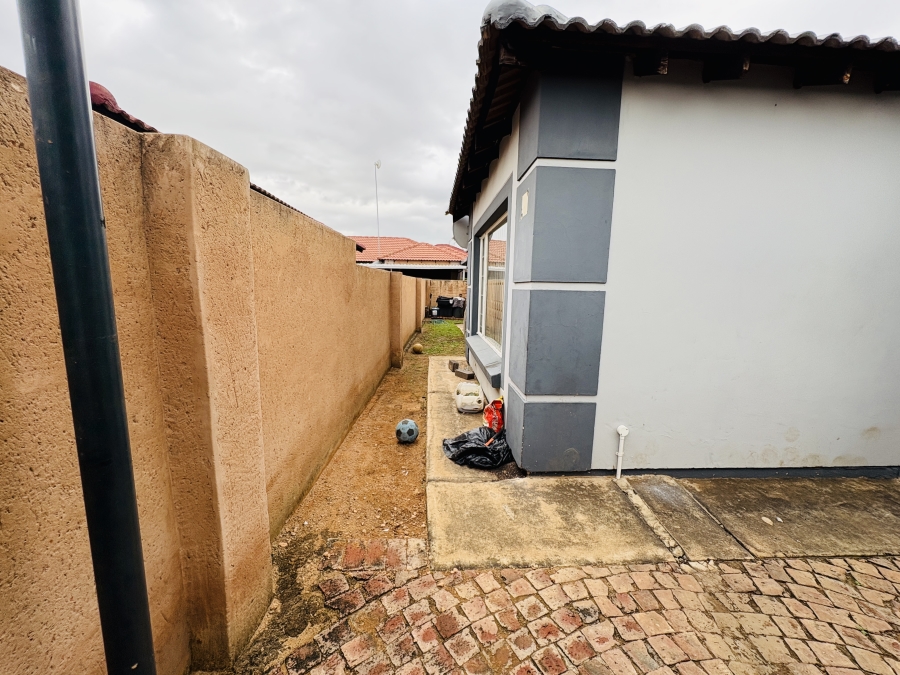 3 Bedroom Property for Sale in Rosslyn Gauteng