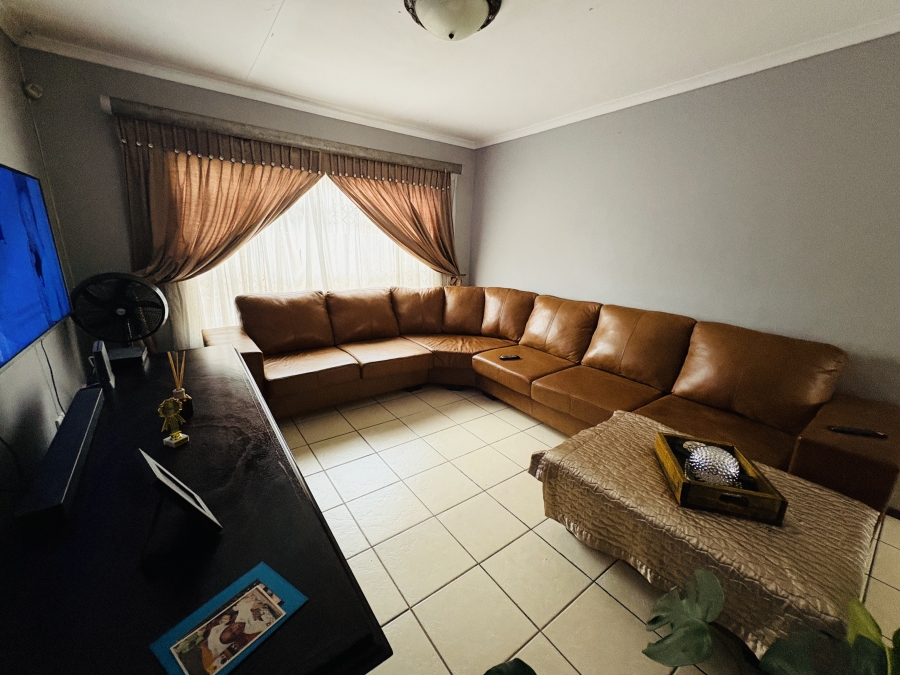 3 Bedroom Property for Sale in Rosslyn Gauteng