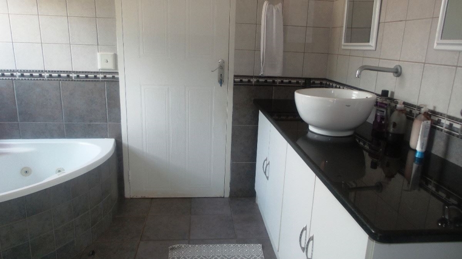 3 Bedroom Property for Sale in Nieuw Muckleneuk Gauteng