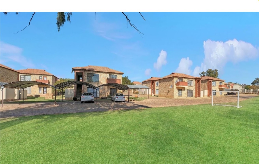 2 Bedroom Property for Sale in Broadacres Gauteng