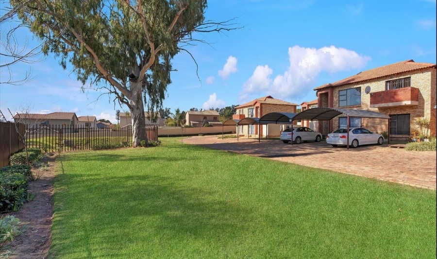 2 Bedroom Property for Sale in Broadacres Gauteng