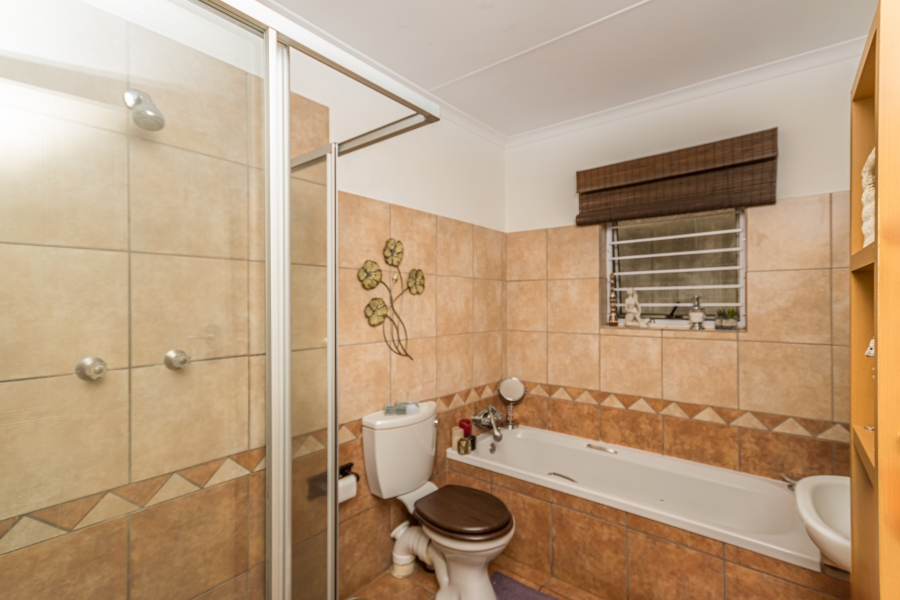 2 Bedroom Property for Sale in Die Hoewes Gauteng
