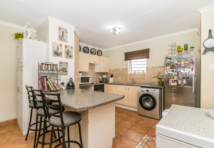 2 Bedroom Property for Sale in Die Hoewes Gauteng