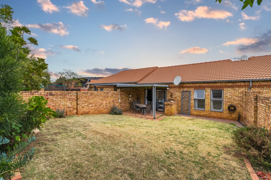 2 Bedroom Property for Sale in Die Hoewes Gauteng