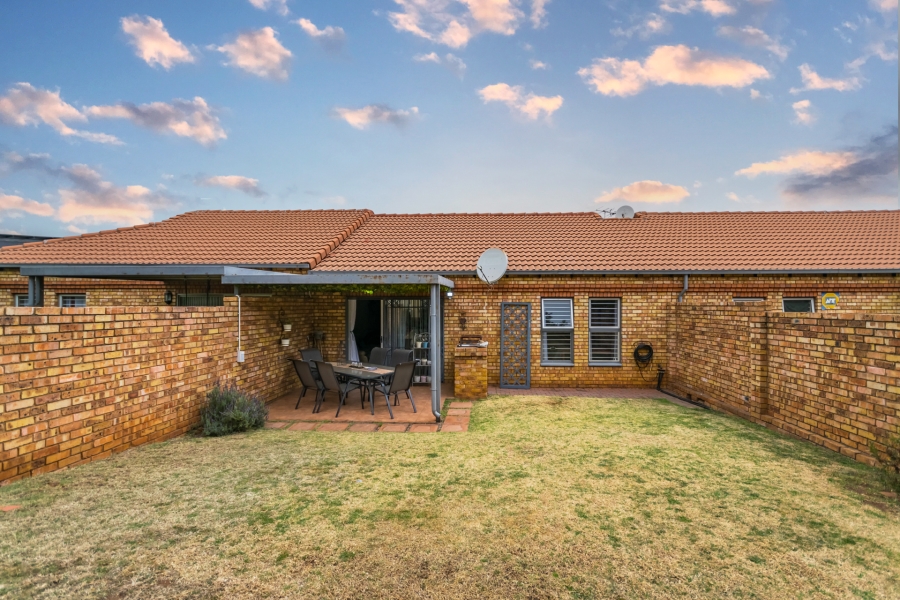 2 Bedroom Property for Sale in Die Hoewes Gauteng