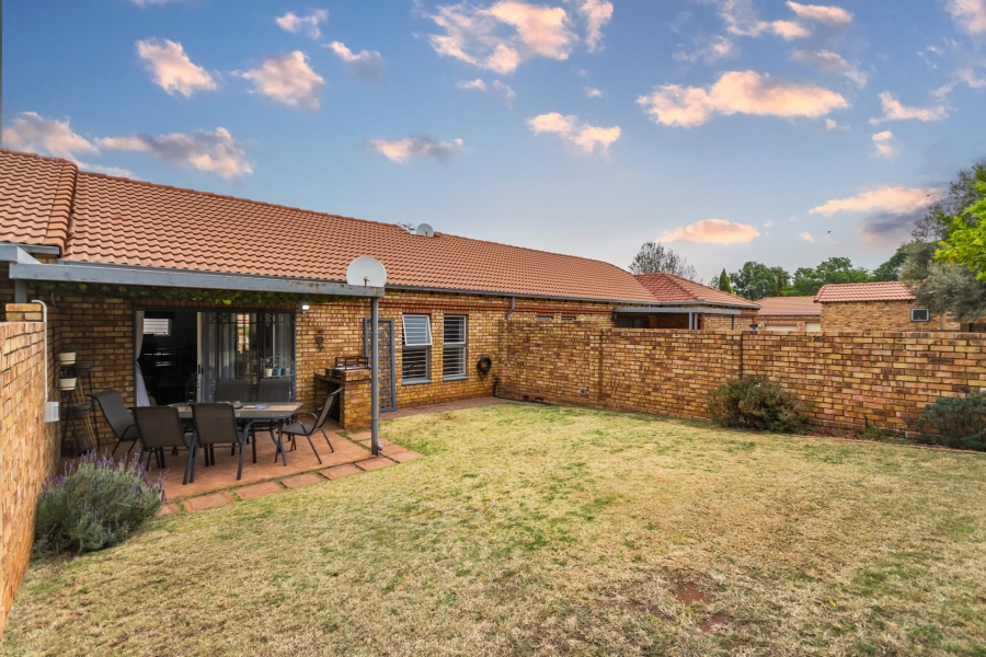2 Bedroom Property for Sale in Die Hoewes Gauteng