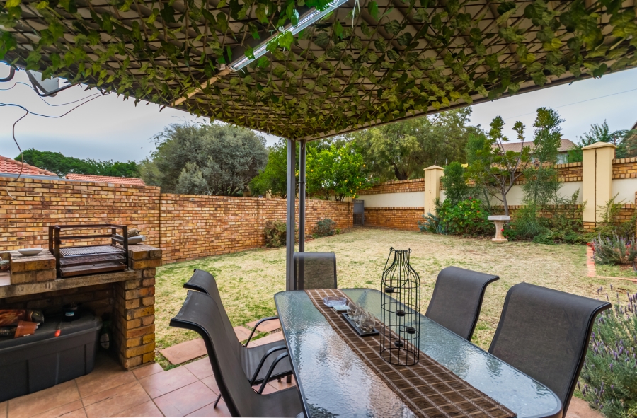 2 Bedroom Property for Sale in Die Hoewes Gauteng