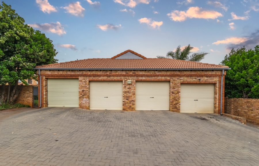2 Bedroom Property for Sale in Die Hoewes Gauteng