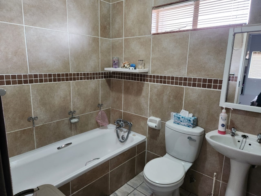 2 Bedroom Property for Sale in Glen Marais Gauteng