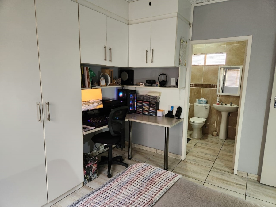 2 Bedroom Property for Sale in Glen Marais Gauteng