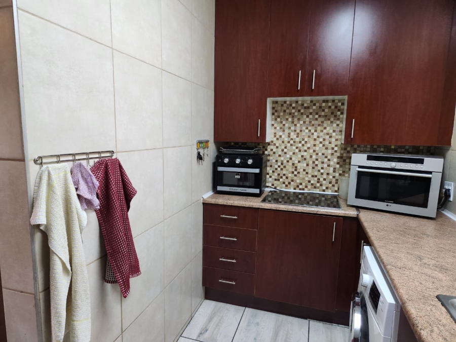 2 Bedroom Property for Sale in Glen Marais Gauteng