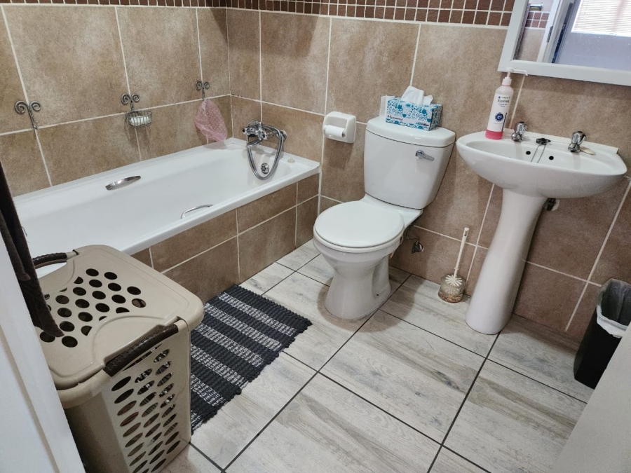 2 Bedroom Property for Sale in Glen Marais Gauteng