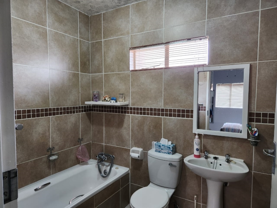 2 Bedroom Property for Sale in Glen Marais Gauteng